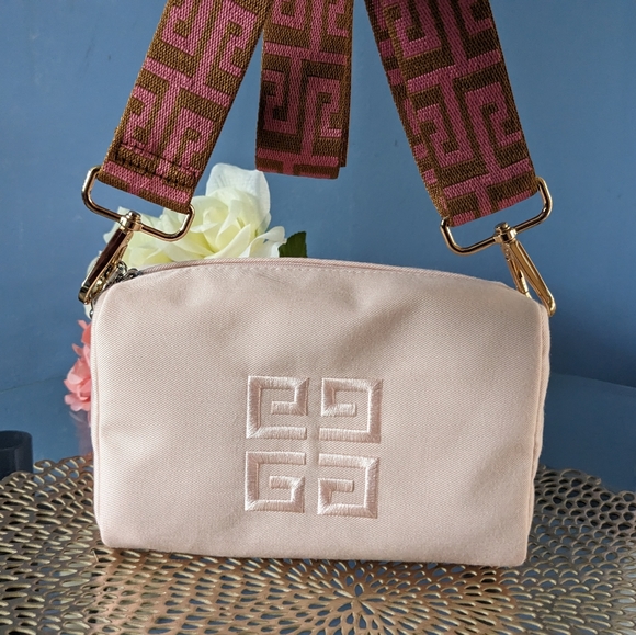 Givenchy - Picture 7 of 11